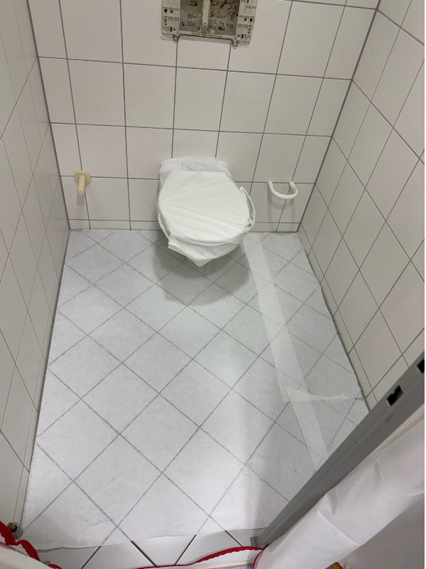 Abdeckarbeiten und Abschottung WC Rohrbruch