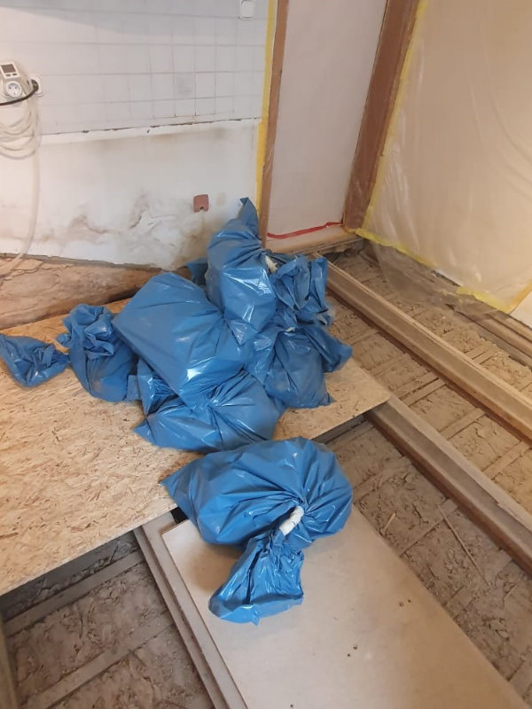 Kontaminierte bau Materialien würden eingepackt Transportiert um die Weißbereich zu schützen