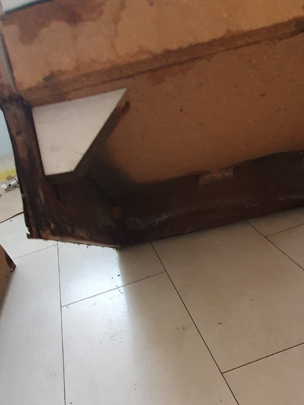 Verschimmelte Unterschränke nach Wasserschaden