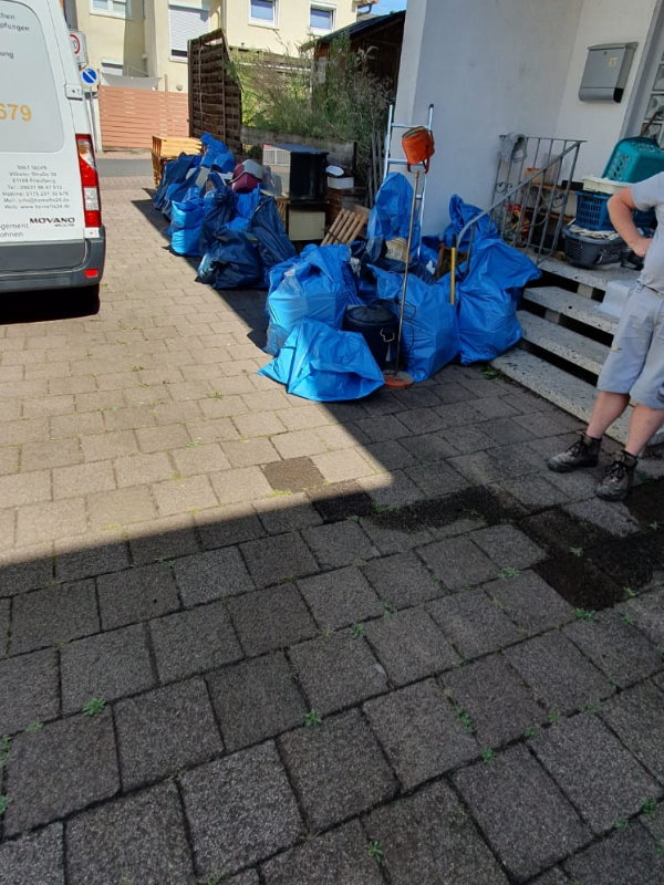 beschädigte und nasse Sachen in Müllsäcke verpacken und Draußen Lagerten zu Inventar